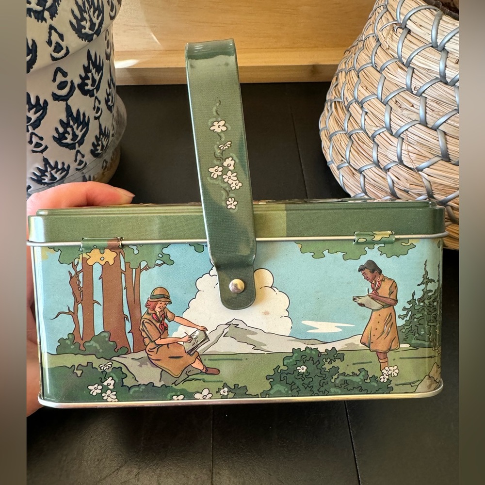 SOLD 💚 Adorable Girl Scouts Camping Pail Tin Box w/ Handle - Picture 3 of 11